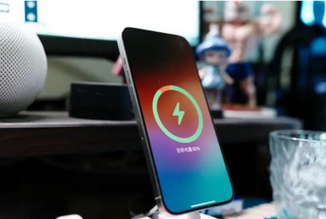 南宁苹果15换屏服务分享用什么充电器给iPhone15充电更好 